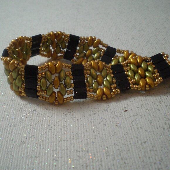 Tila Flower Band Bracelet; Hand Beaded, Gift - Picture 4 of 4